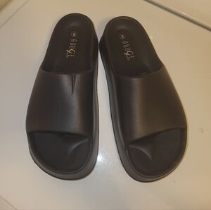 Rouge Helium Black Slide Sandals